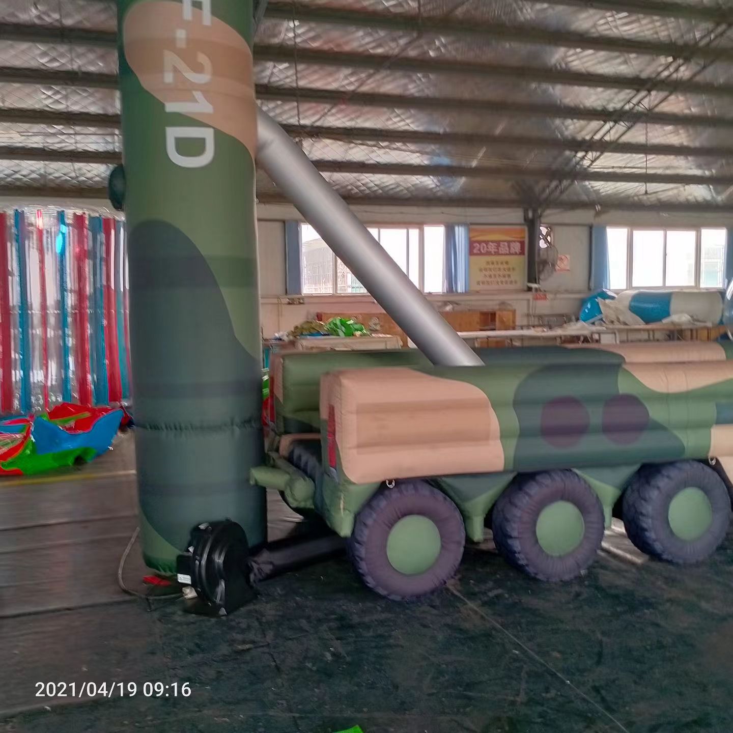 永胜军事演习中的充气目标车辆：模拟发射车雷达车坦克飞机